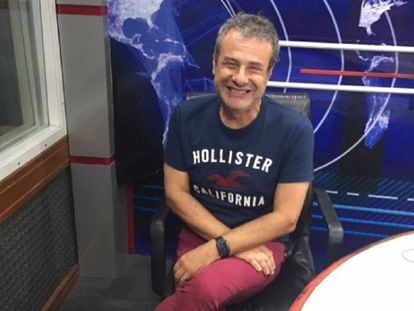 El periodista Ari Paluch en el estudio de su programa de radio El exprimidor.