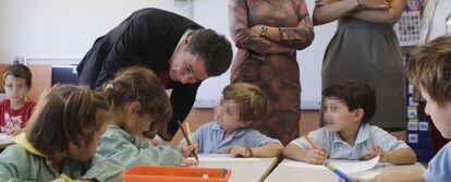 Ignacio González, durante la visita a un colegio bilingüe.