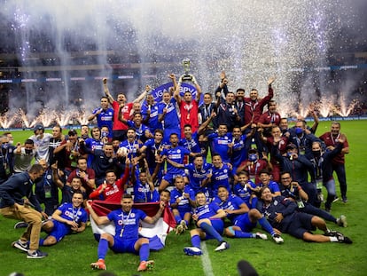 Los jugadores del Cruz Azul celebran la Liga MX en el estadio Azteca.