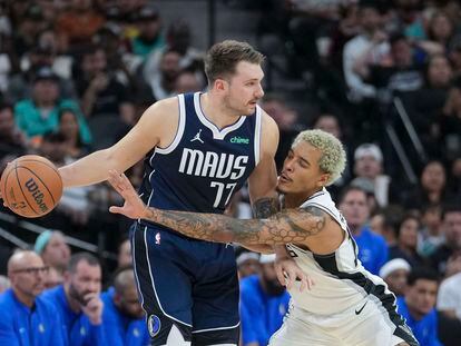 Jeremy Sochan, de los San Antonio Spurs, intenta arrebatar el balón a Luka Dončić, de los Dallas Mavericks, en un partido de la semana pasada.