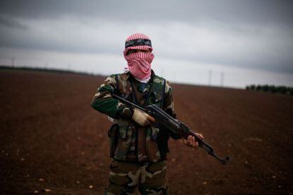 Un miliciano del Ejército de Liberación Siria en una base en Azaz.