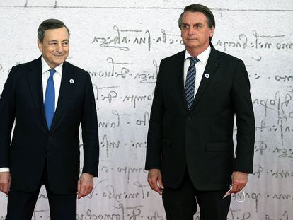 Mario Draghi recibe al presidente brasileño Jair Bolsonaro a su llegada a la cumbre del G-20, en Roma (Italia).