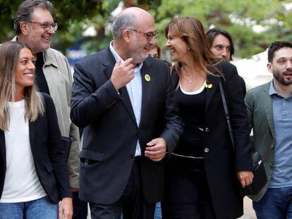 La cabeza de lista por Barcelona de Junts per Catalunya, Laura Borràs (c) junto a otros miembros de la marca electoral.