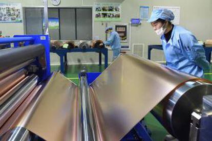 Línea de producción de láminas de cobre usadas en las baterías de litio, en una planta de Tongling Nonferrous Metals Group en Tongling (China).