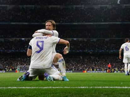 El delantero francés del Real Madrid, Karim Benzema, celebra con Luka Modric el pase del equipo blanco a los cuartos de final de la Liga de Campeones.