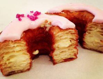 Fotografía sin fechar cedida por la pastelería Dominique Ansel en la que se registró un "cronut", postre mitad croissant y mitad donut, en Nueva York (NY, EE.UU.).