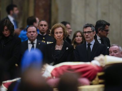 La reina emérita, doña Sofía, acompañada por el ministro de la Presidencia, Félix Bolaños, este miércoles en la capilla ardiente de Benedicto XVI, en Roma.