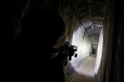 Un soldado avanza por un supuesto túnel bajo el hospital Al Shifa, durante una visita para la prensa organizada y revisada por el ejército israelí.