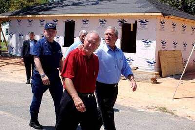 El presidente estadounidense George W. Bush visita una casa en construcción en Biloxi, Mississippi, durante su visita de ayer a la costa del golfo, en el aniversario del paso del Katrina por la zona.