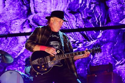 Neil Young durante una actuación en Pensilvania en 2017.