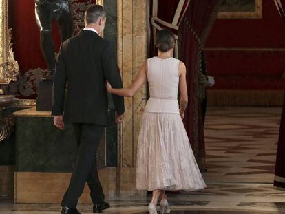 Los reyes Felipe VI y Letizia, tras la recepción en el Palacio Real con motivo de la fiesta nacional del 12 de octubre.