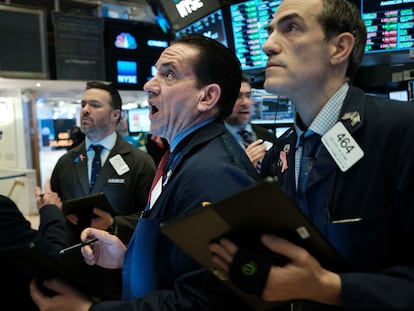 Vendedores miran las pantallas en la bolsa de Nueva York, el pasado 10 de marzo.