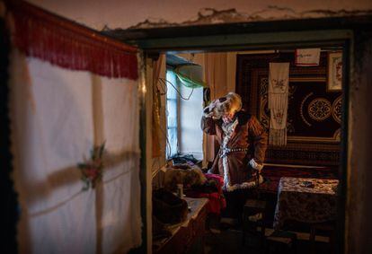 Un anciano kazajo se coloca sus ropas tradicionales antes de salir de su yurta, típica vivienda de la zona, para dirigirse al torneo en las montañas. El festival busca promover las prácticas tradicionales de caza y acercárselas a las jóvenes generaciones.