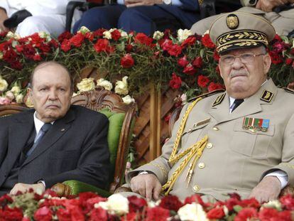 Buteflika (izquierda) con el general Gaid Salah en 2012 en Argel.