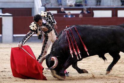 El Fundi, en su segundo toro de la corrida Goyesca del Dos de Mayo, día de la Comunidad de Madrid en la plaza de toros de Las Ventas.