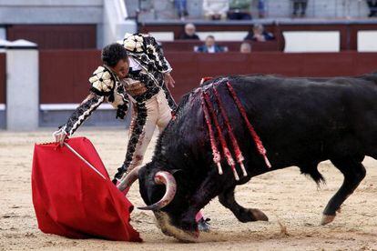 El Fundi, en su segundo toro de la corrida Goyesca del Dos de Mayo, d&iacute;a de la Comunidad de Madrid en la plaza de toros de Las Ventas.