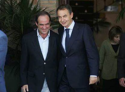 El presidente Zapatero, con el ex ministro de Defensa José Bono.