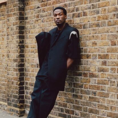 En la imagen, Yayah Abdul-Matten II posa en Londres para ICON vestido de Rick Owens. En el vídeo, una recopilación de los cuatro papeles más versátiles y reconoicidos de Yahya Abdul-Mateen II.