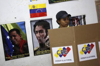 Carteles con los retratos de Hugo Chávez, Simón Bolívar y Nicolás Maduro, en un colegio electoral en Caracas, Venezuela.