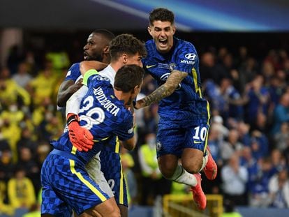 Los jugadores del Chelsea celebran con Kepa el triunfo en la tanda de penaltis ante el Villarreal.