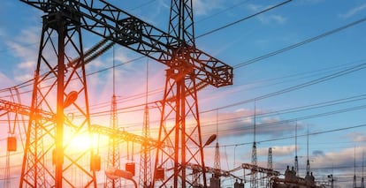 Una de las tres líneas de transmisión eléctrica que opera Ferrovial en Chile.