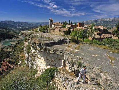 Siurana, con su iglesia románica, se encuentra sobre un gran promontorio desde el cual se domina la sierra de Montsant, en Tarragona.