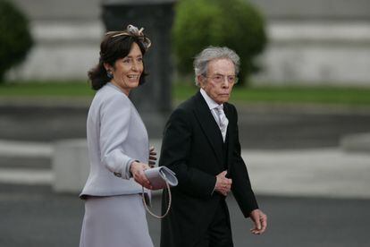 El modista con su sobrina, a su llegada a la boda real entre el príncipe Felipe y Letizia Ortiz.