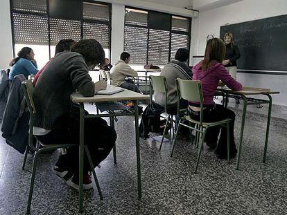 Varios alumnos escuchan a la profesora durante una clase de tercero de secundaria en el instituto Federico Baraibar de Vitoria.
