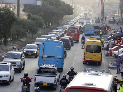 Atasco en una vía del municipio de Soacha, cerca de Bogotá, el pasado 6 de noviembre.