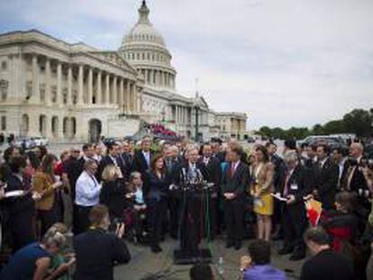 El senador republicano por Kentucky, Mitch McConnell (c), ofrece una rueda de prensa junto a otros congresistas y líderes del movimiento derechista Tea Party, frente al Capitolio de Washington, EEUU, el 16 de mayo del 2013, para pedir que se realice una auditoría al Servicio Interno de Impuestos (IRS).