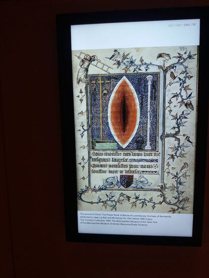 La herida mandorla de Cristo en un manuscrito medieva, según puede verse en una pantalla de la exposición 'Emocions' en el Marès.l.