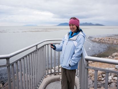 La bióloga Bonnie Baxter, directora del Great Salt Lake Institute, con el Gran Lago Salado al fondo.