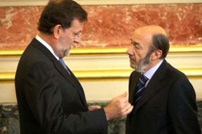 Mariano Rajoy charla con Alfredo Pérez Rubalcaba.