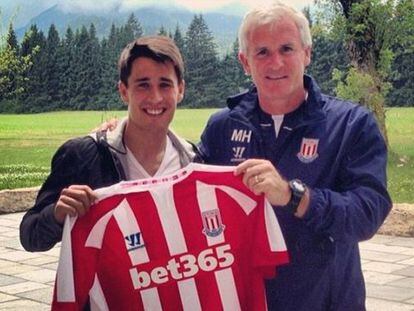 Bojan, junto a Hughes, durante su presentación con el Stoke City.