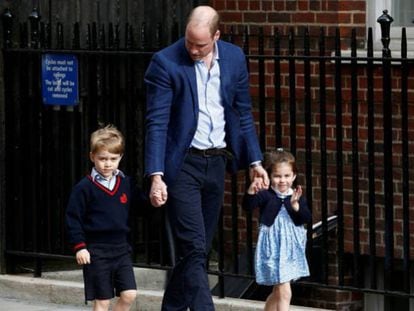 El príncipe Guillermo de Inglaterra llega con sus hijos, Jorge y Carlota, al hospital St Mary's donde está mañana Kate Middleton dió a luz al tercer hijo de la pareja.
