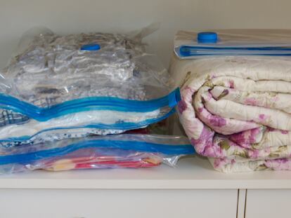 El ahorro de espacio es la principal ventaja de utilizar estas bolsas de almacenaje de ropa al vacío. GETTY IMAGES.