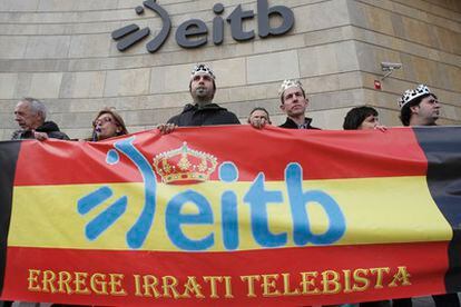 Una veintena de simpatizantes de Aralar se manifiestan bajo el lema "EiTB, la radiotelevisión del Rey".