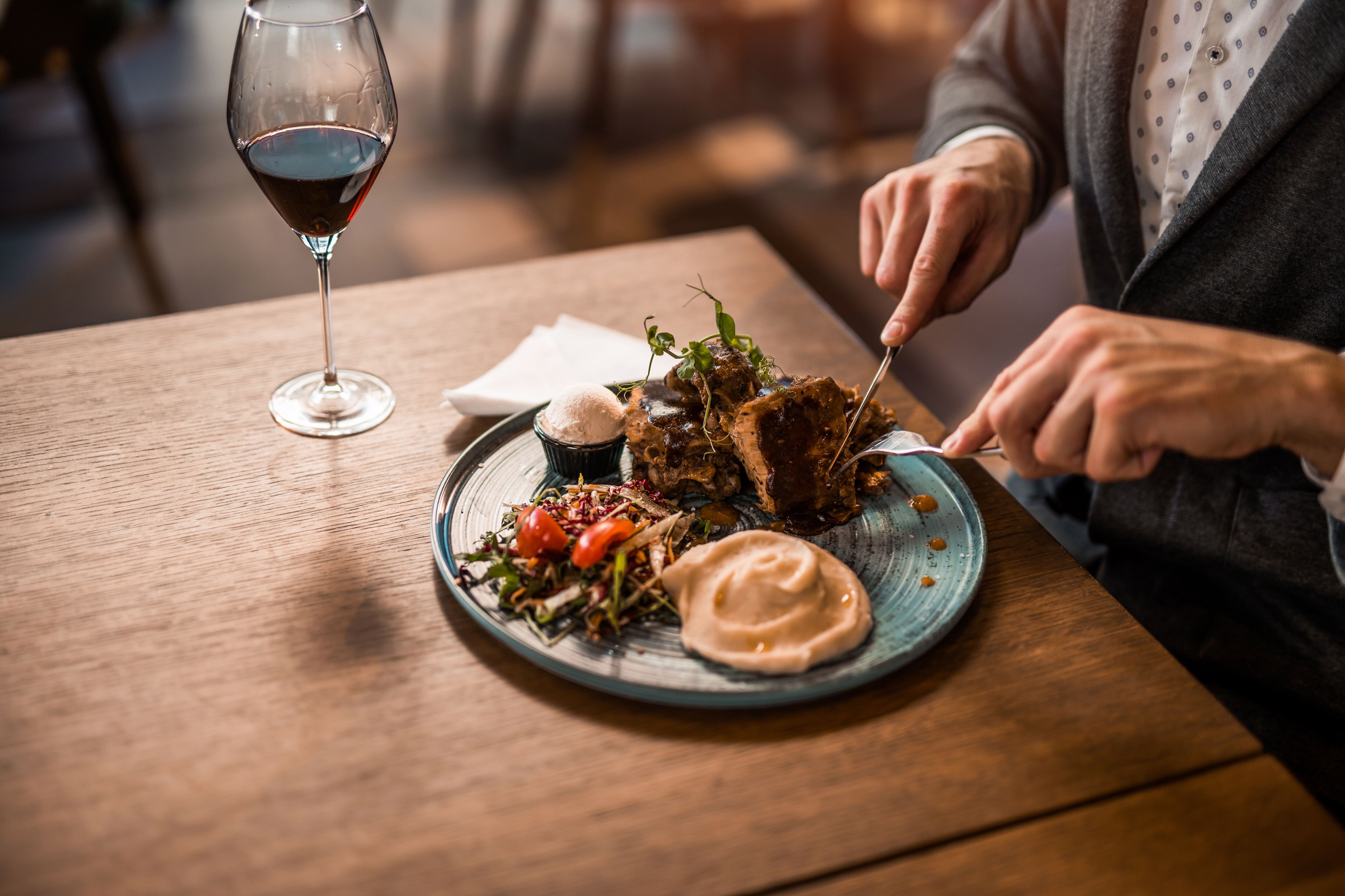 Mesa para uno: el creciente placer de salir a comer solo contigo mismo