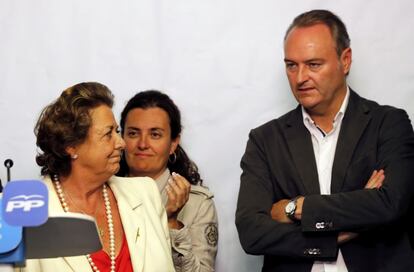 El candidato del PP a la presidencia de la Generalitat, Alberto Fabra, durante su comparecencia ante los medios de comunicación tras conocer los resultados electorales.