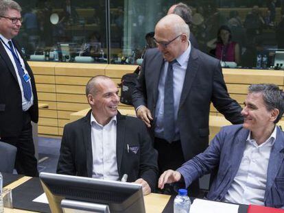 El ministro de Finanzas franc&eacute;s, Michel Sapin (centro), habla con su hom&oacute;logo griego, Yanis Varoufakis, este mi&eacute;rcoles en Bruselas.