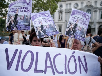 Manifestantes frente al Tribunal Superior de Justicia el día de la sentencia de La Manada, en Madrid en 2019.