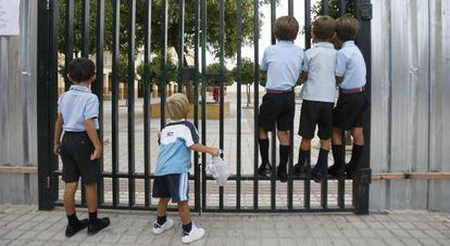 Alumnos en la entrada de un colegio de Sevilla. 