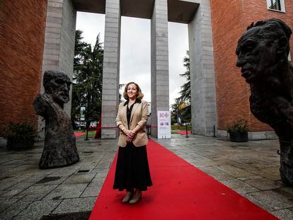 Eloísa del Pino, entre los bustos de Severo Ochoa (derecha) y Santiago Ramón y Cajal, en la sede central del CSIC (Madrid).