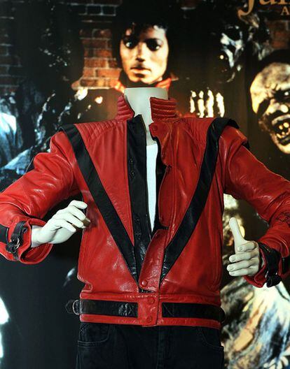 La chaqueta que usó el cantante Michael Jackson en el vídeoclip de la canción 'Thriller' se ha subastado en Los Ángeles por más de un millón de euros.