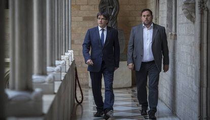 Carles Puigdemont y Oriol Junqueras, en el Palau de la Generalitat.