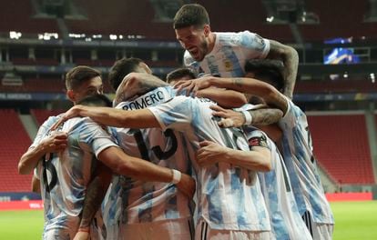 Los futbolistas de Argentina celebran el gol de Guido Rodríguez, en la Copa América.