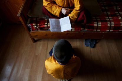 Lobsang ha tenido que dar un paso adelante y encargarse de jóvenes monjes por la represión, iniciada en los años 30 con la llegada de los soviéticos que asesinaron a unos 17.000 monjes budistas. En la imagen, Temuulen recita un texto religioso de memoria a su profesor, el monje Lobsang Tayang en el monasterio de Amarbayasgalant en Baruunburen (Mongolia).