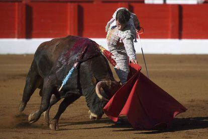 El novillero Alejandro Marcos, en la cuarta corrida de la Feria de Santiago, en Santander.