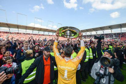 El portero del Ingolstadt Ramazan Oezcan sostiene el trofeo de campeón de la 2ª Bundesliga, conseguido tras la victoria ante el RB Leipzig por 2-1.