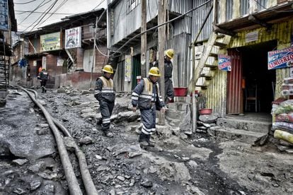 Las calles siempre están cubiertas de lodo, no existen redes de agua potable, ni de alcantarillado, y por supuesto no hay tratamiento de residuos. Lo que hace de La Rinconada un gran vertedero.